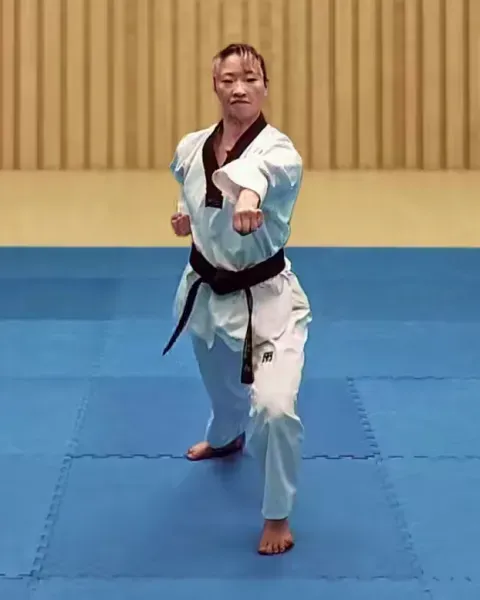 Dubeon-jireugi, Double Punch (right then left)