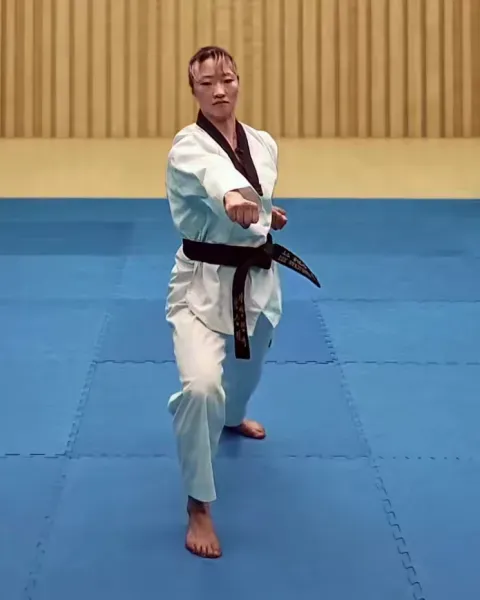 Momtong-jireugi, Middle Punch