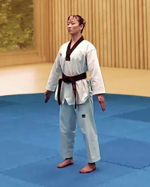 Sonnal-arae-hecheo-makgi, Low Knifehand Opening Block (slow)