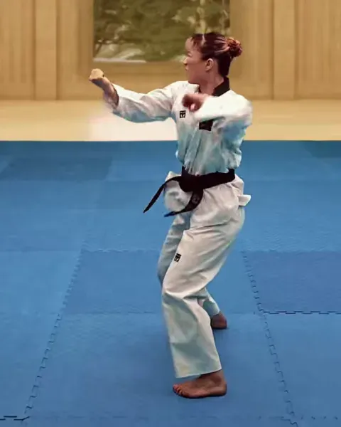 Danggyeo-deungjumeok-teok-chigi, Pulling Backfist Jaw Strike