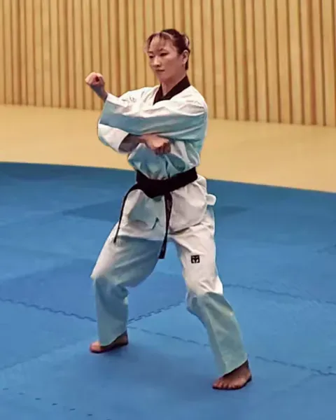 Danggyeo-deungjumeok-teok-chigi, Pulling Backfist Strike