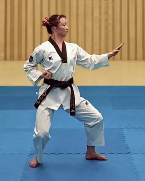 Sonnal-momtong-makgi, Middle Knifehand Block