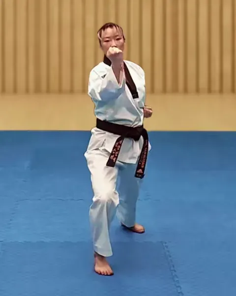 Deungjumeok-eolgul-ap-chigi, Backfist Strike