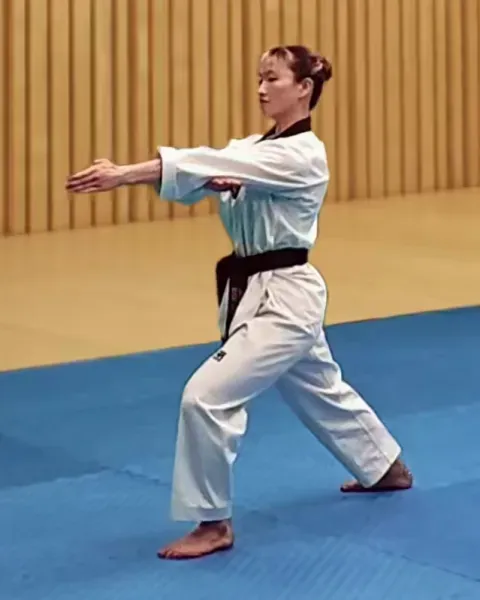 Pyeonsonkkeut-sewo-jjireugi, Vertical Fingertip Thrust (Spearhand)