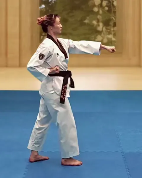 Momtong-jireugi, Middle Punch