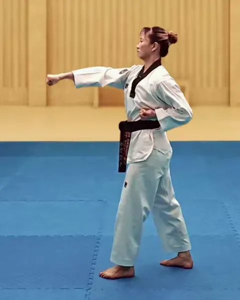 Momtong-jireugi, Middle Punch