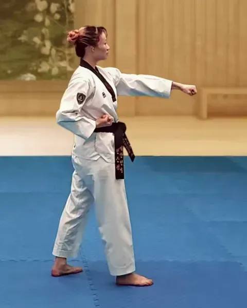 Momtong-jireugi, Middle Punch