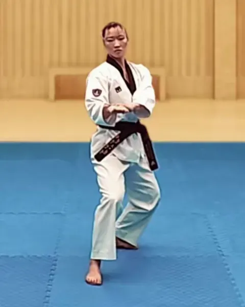 Palmok-dollyeo, Open fist, twist wrist inward