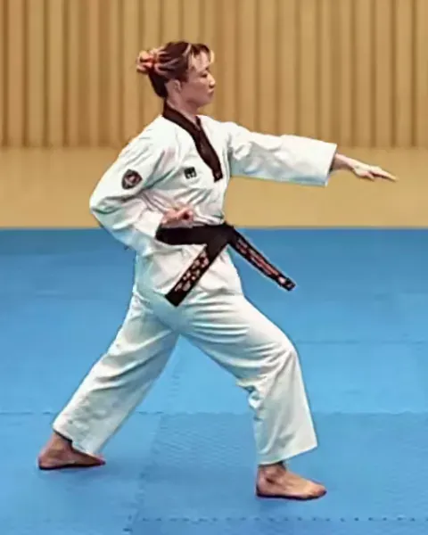 Pyeonsonkkeut-eopeo-jjireugi, Horizontal Fingertip Thrust
