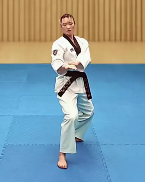 Palmok-dollyeo, Open fist, twist wrist