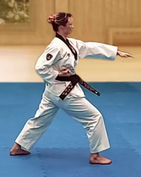 Pyeonsonkkeut-eopeo-jjireugi, Horizontal Fingertip Thrust