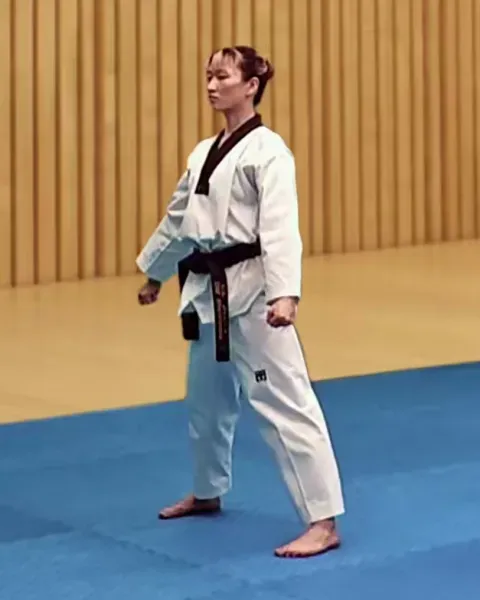 Arae-hecheo-makgi, Low Opening Block (slow close fists)