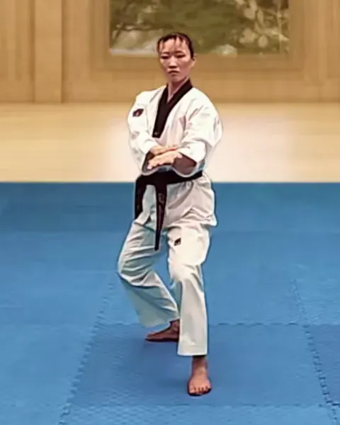 Palmok-dollyeo, Open fist, twist wrist inward