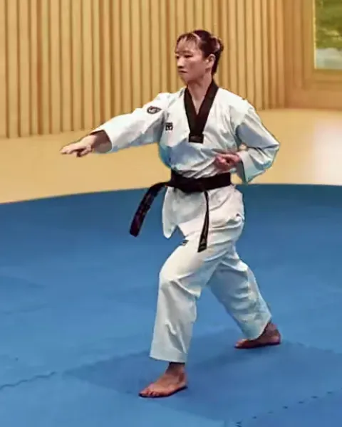 Pyeonsonkkeut-eopeo-jjireugi, Horizontal Fingertip Thrust (Spearhand)