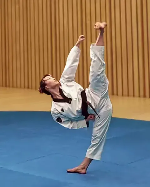 Yeop-chagi + Yeop-jireugi, Side Kick + Side Punch (simultaneous)