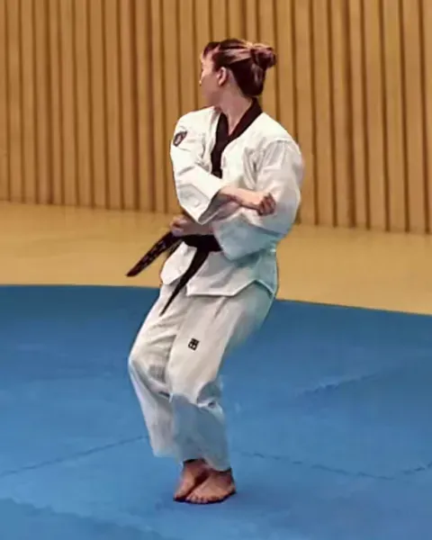 Moa-seogi, Feet together, turn 180°