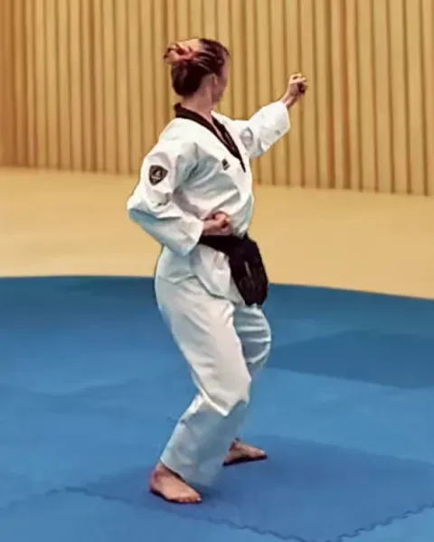 Deungjumeok-bakkat-chigi, Outward Backfist Strike