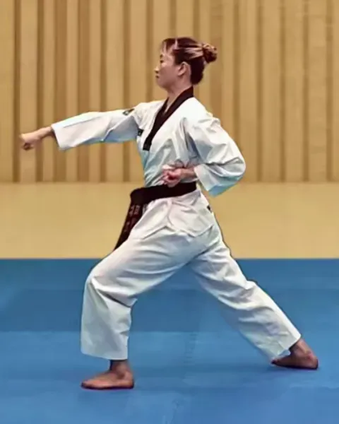 Dubeon-jireugi, Double Punch (left then right)