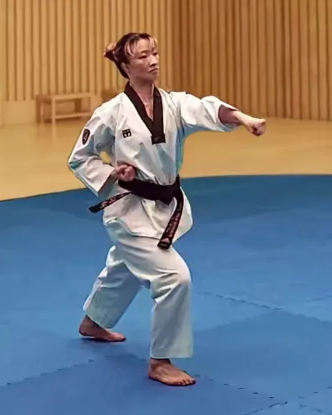 Momtong-jireugi, Middle Punch