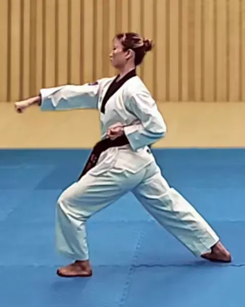 Momtong-jireugi, Middle Punch