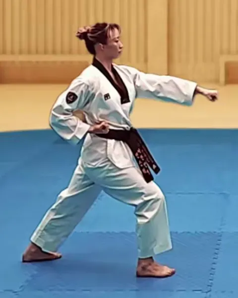 Momtong-jireugi, Middle Punch