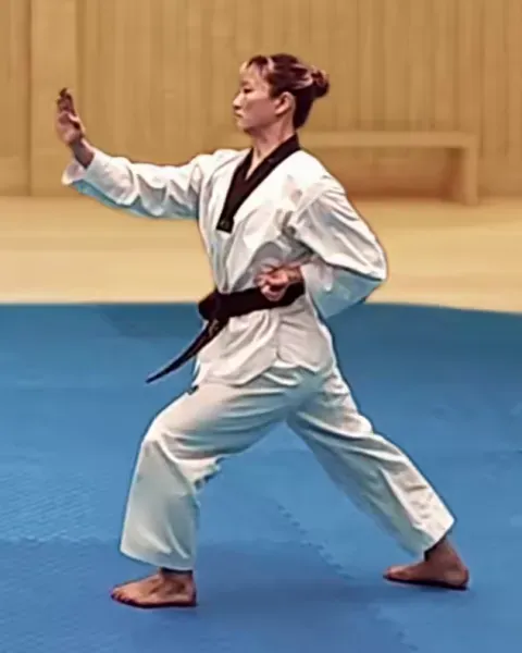 Sonnal-eolgul-biteureo-makgi, Knifehand High Twist Block